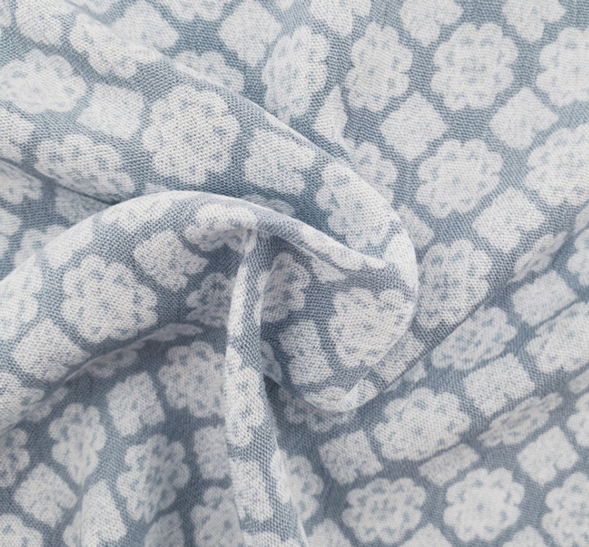 1 Yard Rayon Crinkle Blue/Off White Woven Fabric, 50/52″ Wide 100% Rayon