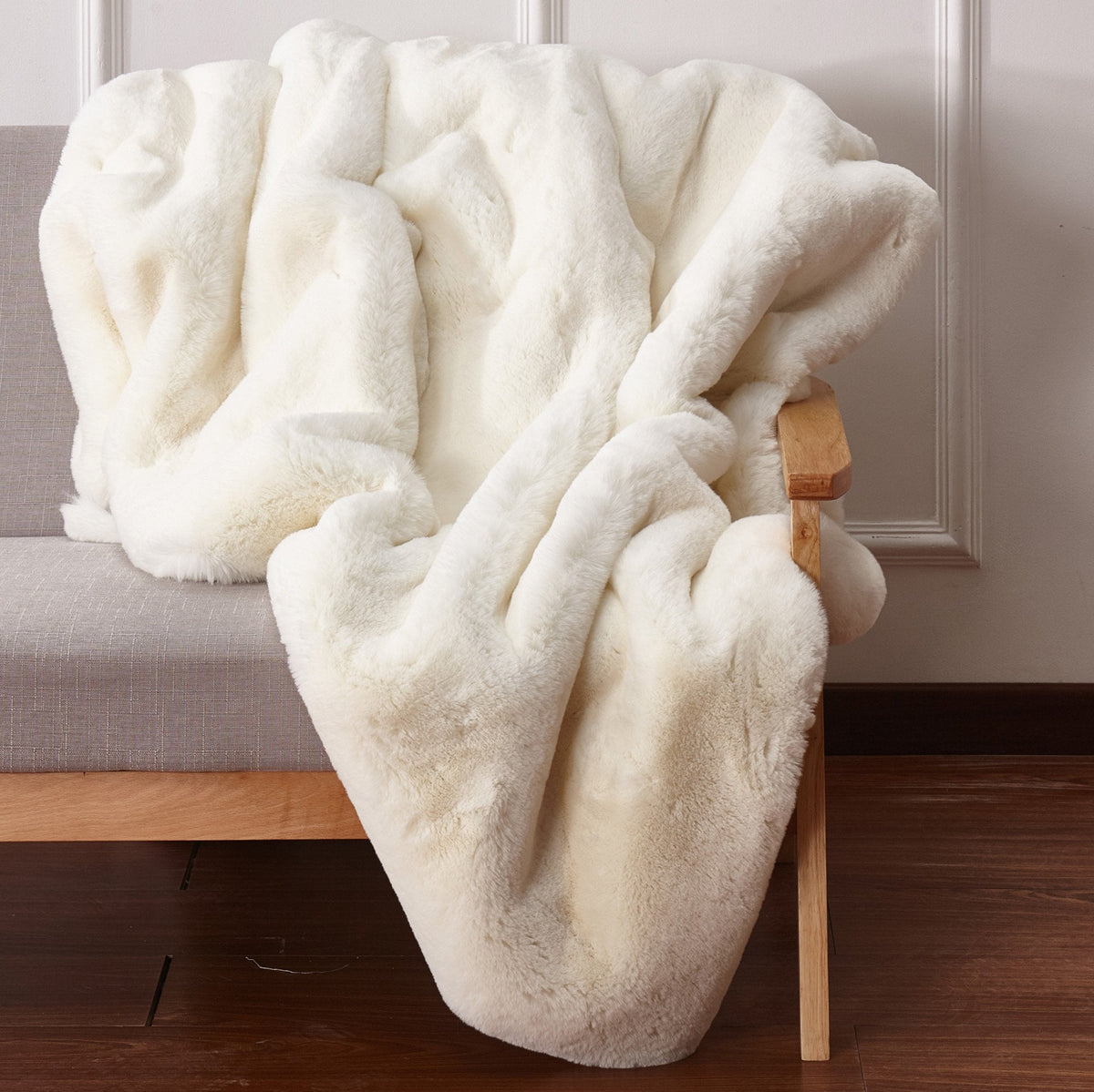 Soft Faux Fur Fabric Cozy Chinchilla Look for Blankets & Throws