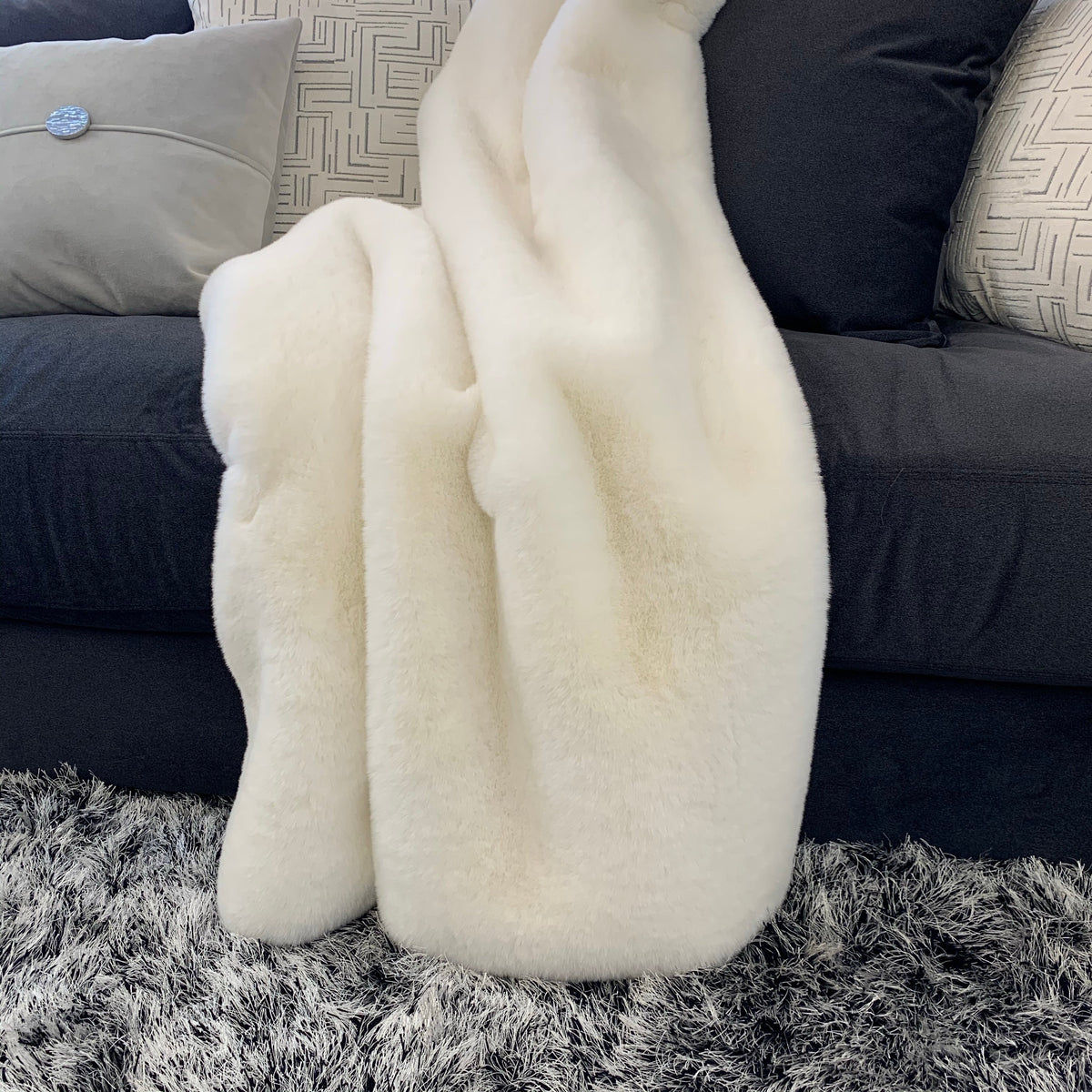 Soft Faux Fur Fabric Cozy Chinchilla Look for Blankets & Throws